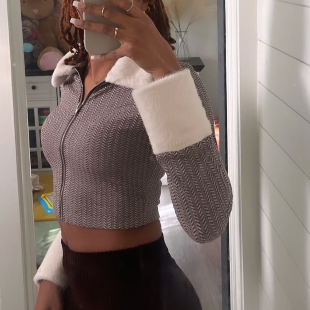 Cropped faux fur cardi